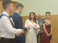 Депутат камышан в Госдуме Алексей Волоцков отследил одну из свадеб и поздравил жениха и невесту в своем телеграм-канале: от себя и от «Единой России»