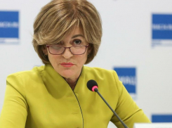 Станислав Зинченко описал, как председатель комитета Облдумы Зина Мержоева смотрела в Камышине спектакль по драме Сухово-Кобылина