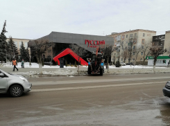 В Камышине службы благоустройства решили не ждать, когда грязный снег растает сам, и вывозят его с центральных улиц