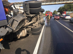 На видео попала перевернувшаяся на юге Волгограда фура «Себряковцемент», - «Блокнот Волгограда» (ВИДЕО)