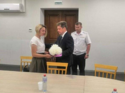 Станислав Зинченко передал орден Мужества вдове погибшего на Украине военнослужащего из Камышина Алексея Малова