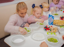 Пирожные, приготовленные юными камышанами на вкусном мастер-классе «Блокнота Камышина», получились такие, что пальчики оближешь!