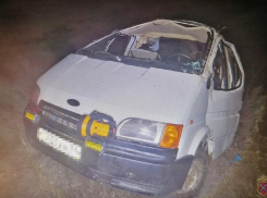 На трассе между Жирновском и Камышином «Форд» улетел в кювет, водителя забрала «скорая»