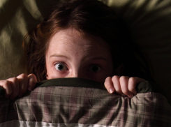 В Камышинском городском суде слушается уголовное дело, где в роли насильника несовершеннолетней девочки выступает родной отец