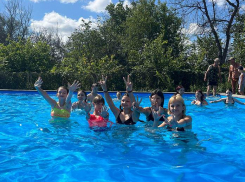 Администрация Камышина к самому концу «раскаленного» лета похвалилась, что в детском загородном лагере «Солнечный» запустила бассейн