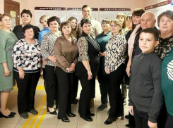 В соседнем с Камышинским - Ольховском районе селяне сфотографировались с  актером Дмитрием Дюжевым, камышанкам Космос в фотосессиях тоже не отказывал