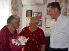 Станислав Зинченко рассказал, как он рад, что поздравил в Камышине 100-летнюю юбиляршу