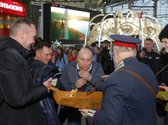 На ВДНХ на стенде Волгоградской области гостей столицы приглашают делать камышовые дудочки