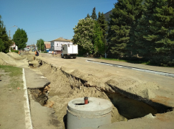 Администрация Камышина меняет коммуникации у своего здания и намерена отвести «вечную лужу»