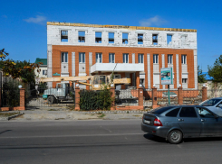 «Секретный» третий этаж «взгромоздился на крышу» недавно купленного здания поликлиники Парамонова в Камышине