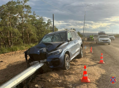На трассе между Камышином  и Волгоградом BMW влетела в отбойник
