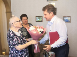 По какому случаю глава Камышина Станислав Зинченко отправился  с букетом к старейшему педагогу города