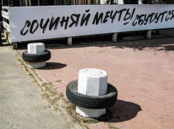 Что за «причал» оборудовали «декораторы» у кафе «Спорт» на улице Пролетарской в Камышине? - камышанин