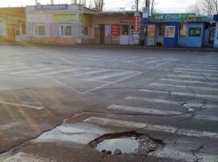 Одно ведро бетона, а скольких чертыханий на пешеходном переходе избежали бы! - камышанин