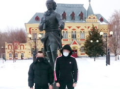 Подросткам из Камышинской воспитательной колонии за хорошее поведение разрешили сфотографироваться с Петром Первым