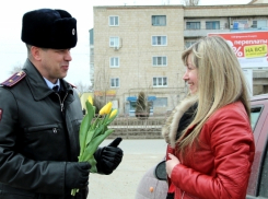 Полиция Камышина поздравила всех женщин-водителей с праздником