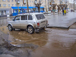 «Чем досадила камышинским властям улица Крупской, что на ней злополучную яму не могут заделать даже кирпичом?» - камышанин
