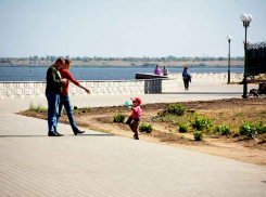 Погожие сентябрьские выходные камышане проводят в прогулках на обновленной набережной, но...