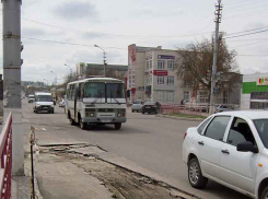 «Ограничения на дороге в центре Камышина сняли, а яма осталась», - камышанин
