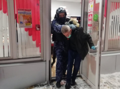 Грабитель «прикипел» к одному и тому же магазину и «навестил» его дважды (ВИДЕО)