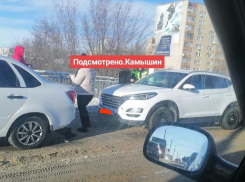 В Камышине на мосту в первый рабочий день после долгих праздников случилось ДТП с тремя столкнувшимися автомобилями
