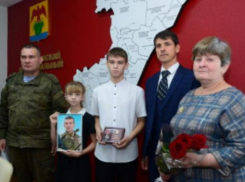 В администрации Камышинского района передали ордена родным погибших бойцов СВО