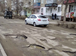 Администрация Камышина ищет подрядчика для улицы Мира, по которой дальше ездить невозможно