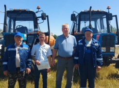 В какие поселения Камышинского района отправляются два новеньких «противопожарных» трактора