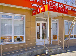 В продвинутых камышинских магазинах покупателям предлагают продезинфицировать руки и встать в «дистанционный» квадрат