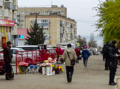 В Камышине в ряды стихийного рынка на центральной улице города влились торговцы цветами, растянув «толкучку»