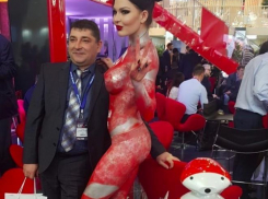 Волгоградский завод «Красный Октябрь» привел на столичную промышленную выставку голую девушку, - «Блокнот Волгограда»