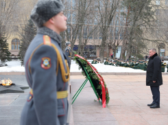 Андрей Бочаров обнажил голову, поклонившись павшим у Вечного огня