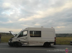 В Камышинском районе житель Тюмени на «Мерседесе» снес отечественную легковушку: двое в больнице, в том числе ребенок