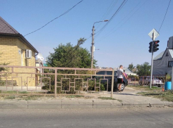 В Камышине на перекрестке улиц Базарова и Гагарина автомобиль выбросило на тротуар и почти «добросило» до жилого дома