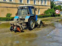 Администрация Камышина направила трактор к управлению Пенсионного фонда «вычерпывать» знаменитую лужу