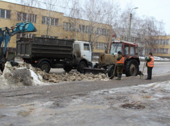 Дорожно-коммунальные службы Камышина продолжают устранять последствия непогоды