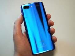Прыткий молодой селянин «прихватил» на остановке в Камышине чужой «Honor 10»