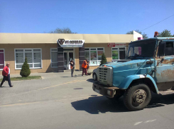 Такие грузовики уже страшно выпускать на линию, где же новые машины для уборки улиц? - камышанка