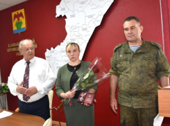 Бархатная коробочка с орденом и удостоверением легла в маленькую женскую руку...