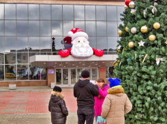 В регионах России не собираются роскошествовать на Новый год, в Камышине устанавливают световые фигуры на улицах