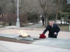 Андрей Бочаров 23 февраля почтил память защитников Отечества