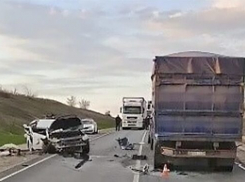 Под Камышином иномарка врезалась в КАМАЗ, из легковушки извлекли труп