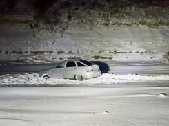 Пятеро «экстремалов» застряли в снежном плену недалеко от границы Дубовского и Камышинского районов