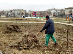 В Камышине в парке Текстильщиков начали уборку к весне