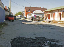 В Камышине продолжается латочный ремонт дорог, новое дыхание готовится обрести спуск на улице Леонова