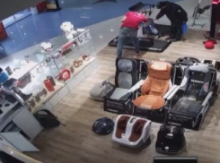 Ограбление магазина элитных японских массажных кресел попало на видео в Волгограде (ВИДЕО)