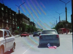 В Камышине пользователи показали в соцсетях, как пыльную дорогу подметает то ли полосатая тряпка, то ли... (ВИДЕО)