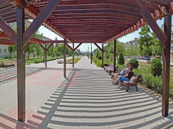 Аллея Любви в Камышине раскалилась «докрасна»: хоть бы тент над зоной со скамейками натянули! - камышанка