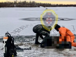 Тело провалившегося под лед  мужчины достали из реки в Волгоградской области