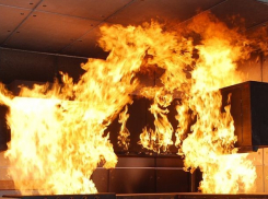 В Камышине на улице Пролетарской среди вспыхнувших вещей чуть не сгорел хозяин комнаты